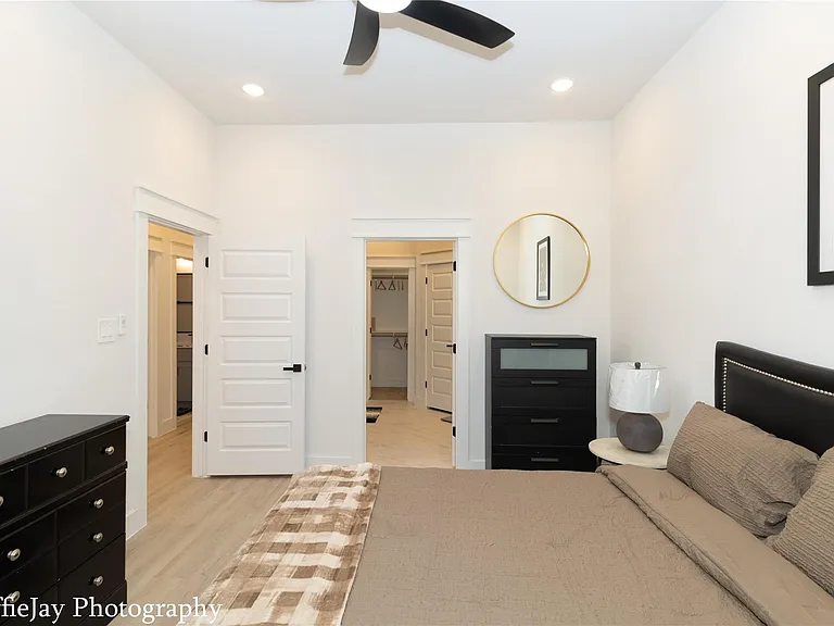 4834 Higgins St #B — Photo 11