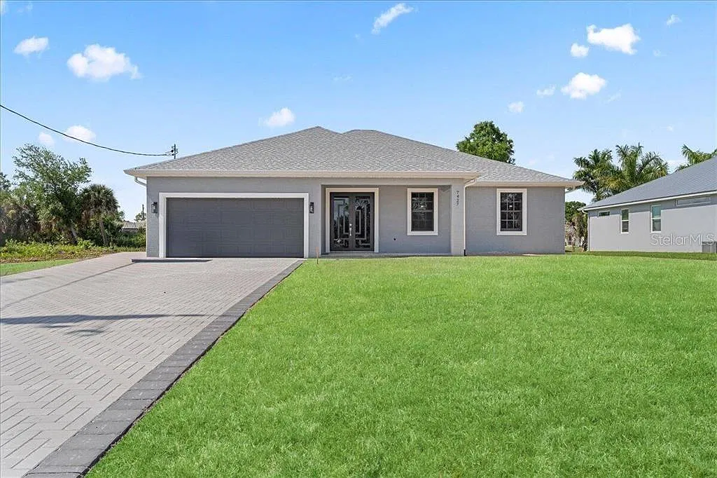 3 bed, 3.0 bath, 3183 sqft, $2,100 — Photo 1