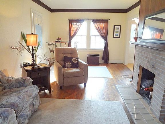 5th image of 700 W Grand River Ave