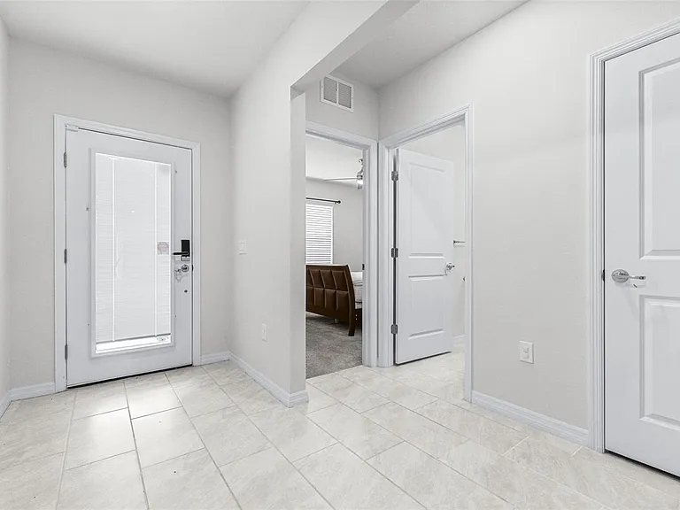 1050 Michelangelo Ln — Photo 4
