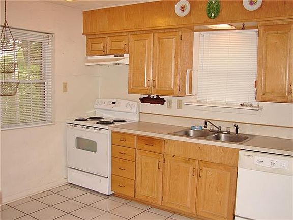 4th image of 230 Oakwood Ln