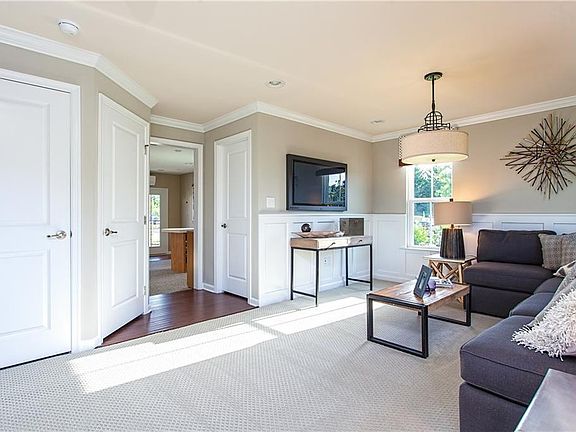 4th image of 504 Charles Porteus Ln