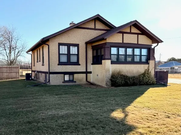 913 Court St, Gibbon, NE 68840