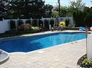 154 Robby Ln, New Hyde Park, NY 11040