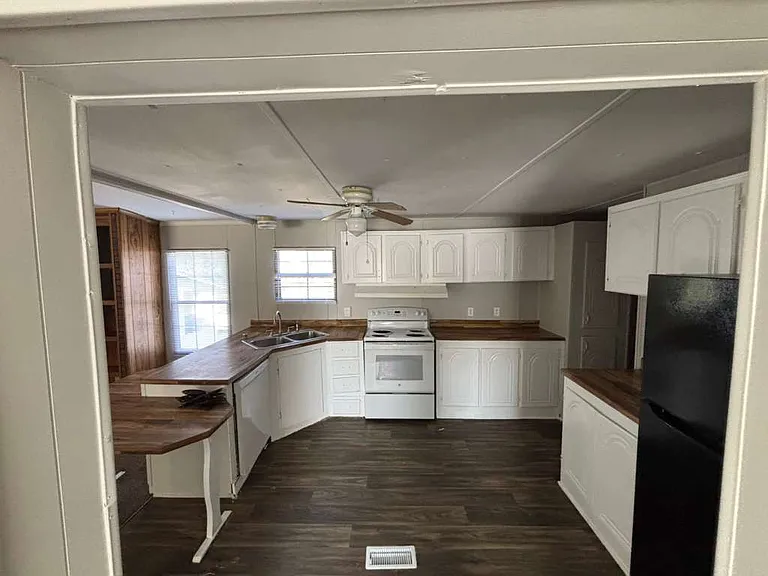 322 Derrick St — Photo 4