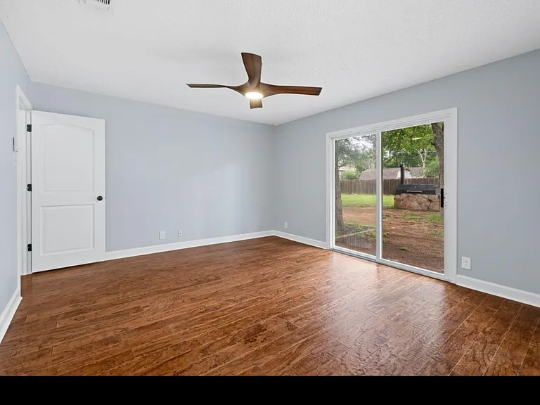 9201 Robins Nest Ln — Photo 4