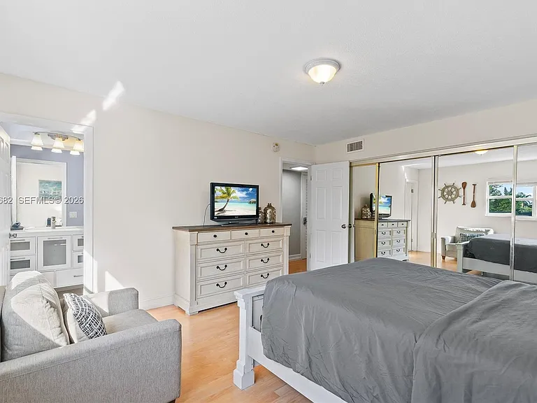 2424 NE 9th St #207 — Photo 16