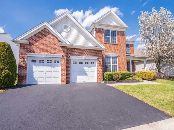 36 Country Club Dr, Monroe Township, NJ 08831