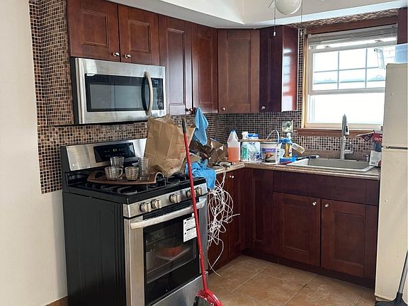 4th image of 212 Rose Ave Floor 1