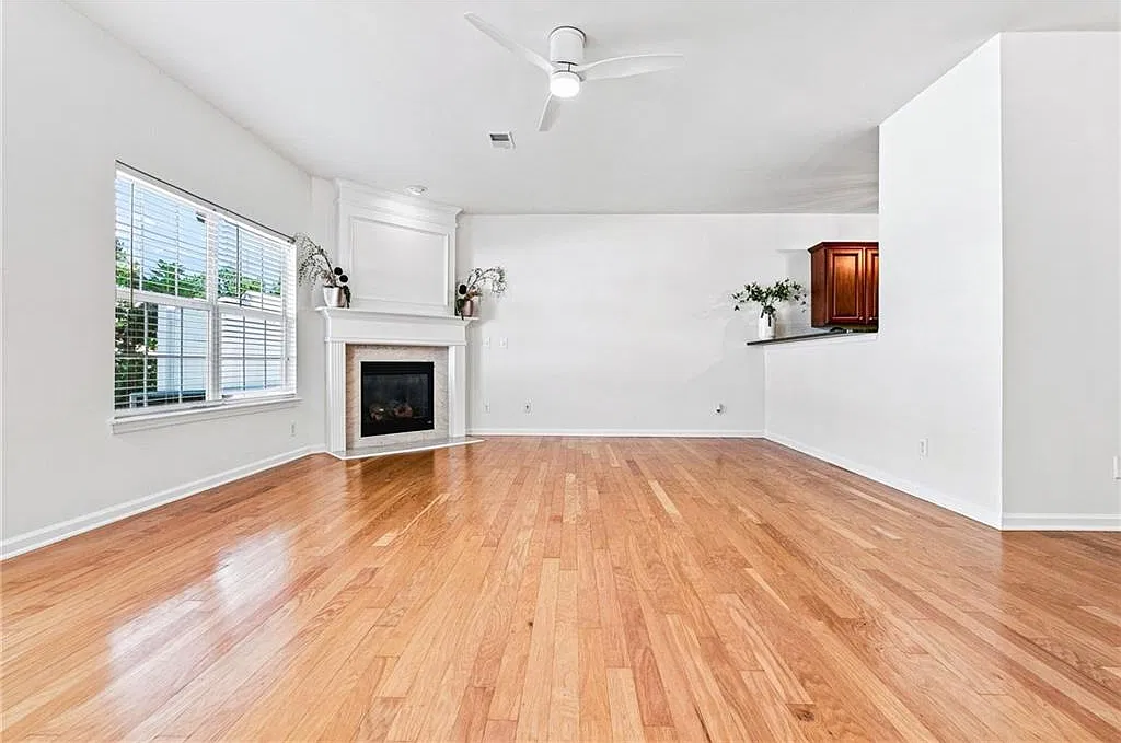 3 bed, 2.5 bath, 1639 sqft, $2,400 — Photo 4