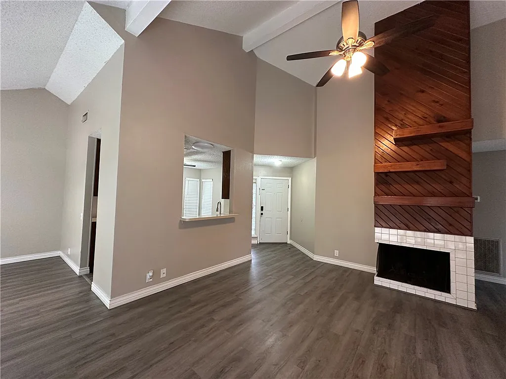 3 bed, 1422 sqft, $1,995 — Photo 3
