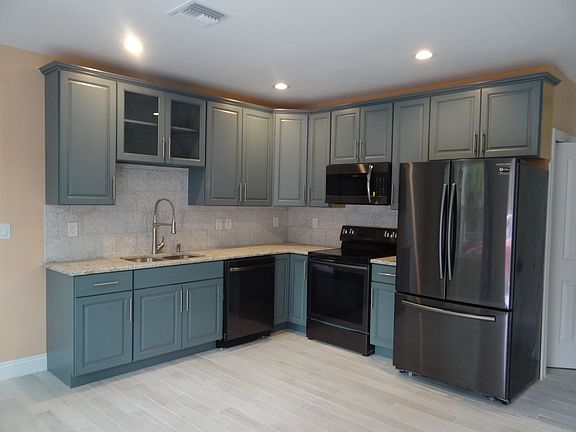 3rd image of 2074 Como St