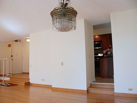 4th image of 5471 S Hyde Park Blvd APT 3A