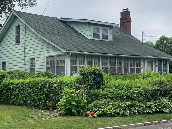 32 Prince Avenue, Deer Park, NY 11729