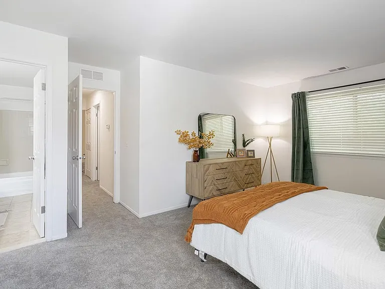 Meadowbrook Village Apartments — Photo 10