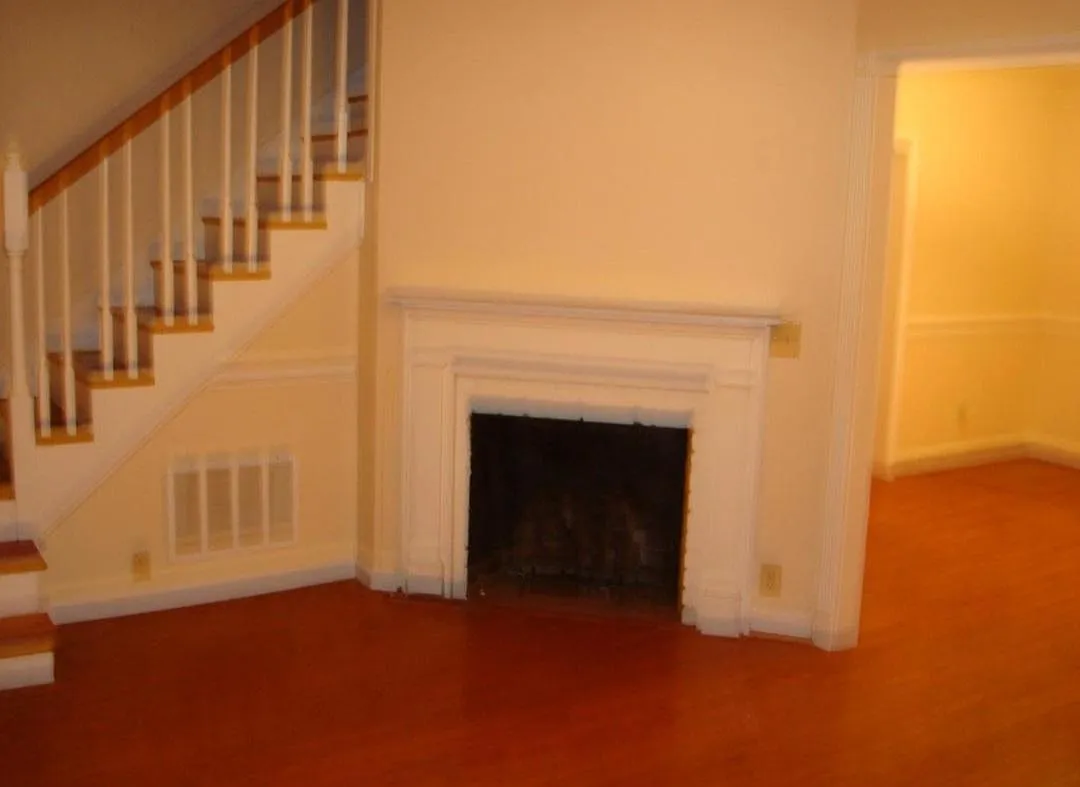 5 bed, 2.5 bath, 1998 sqft, $2,800 — Photo 2