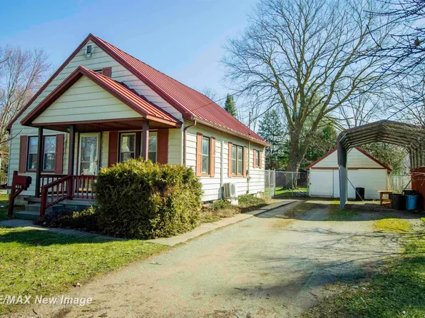 435 S Line St, Chesaning, MI 48616