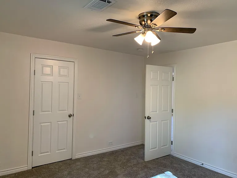 820 W Crawford St — Photo 15