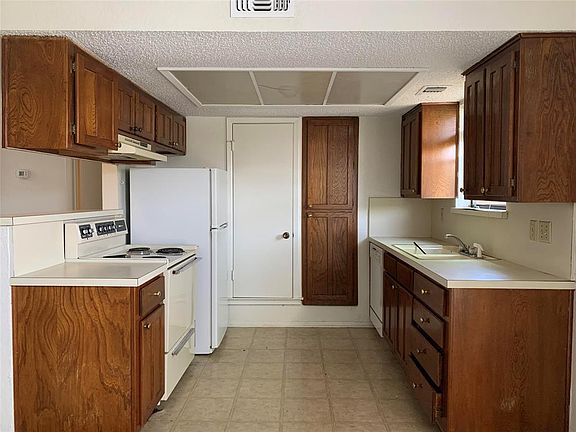 2nd image of 4829 Diaz Ave