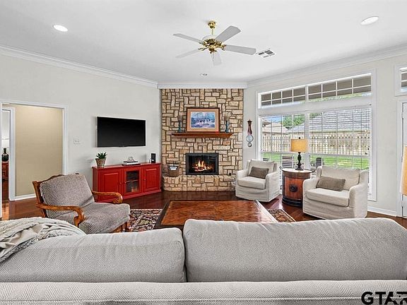 2nd image of 1221 Parkview Dr