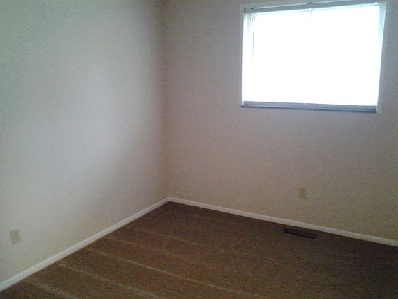 4th image of 1104 Lake Forest Dr APT B