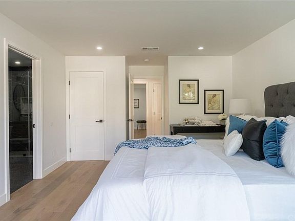 5th image of 658 W Donington St