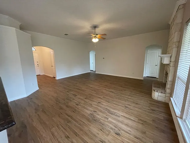 1601 White Willow Ln — Photo 4
