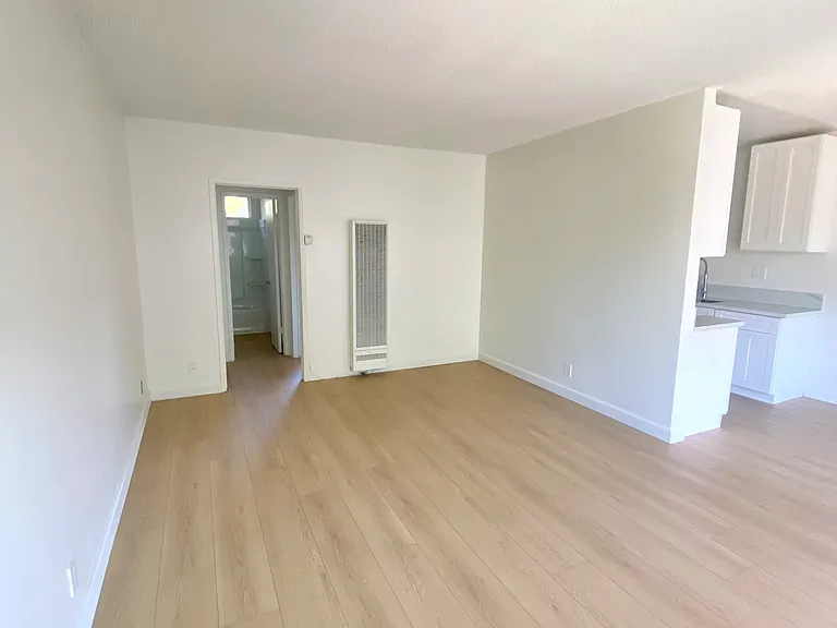 1905 S Oxford Ave #12 — Photo 2