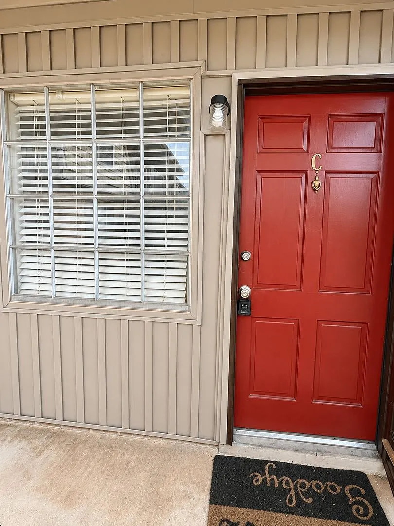 Convenient 1BR - Prime Location & Community Pool! — Photo 3