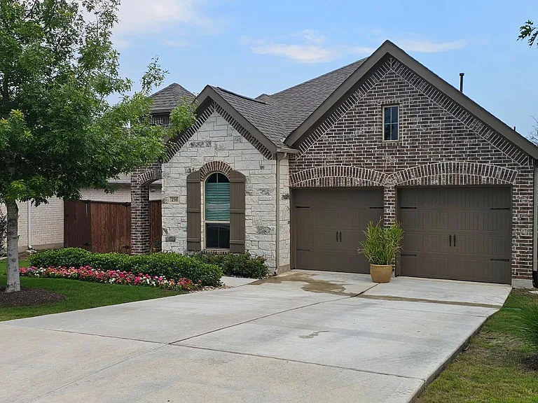2 car garage, 2 car driveway