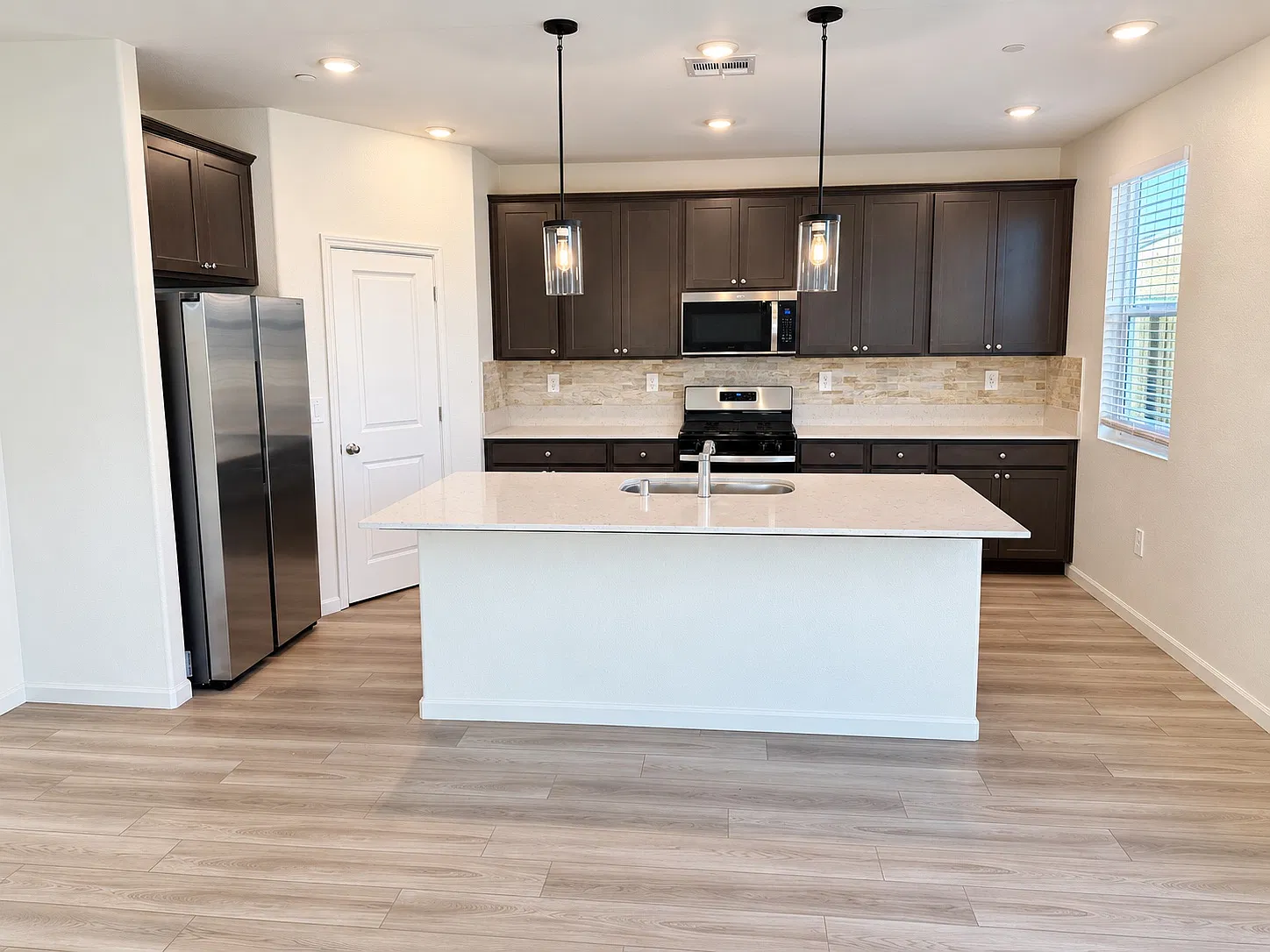 5 bed, 2.5 bath, 2650 sqft, $3,200 — Photo 4