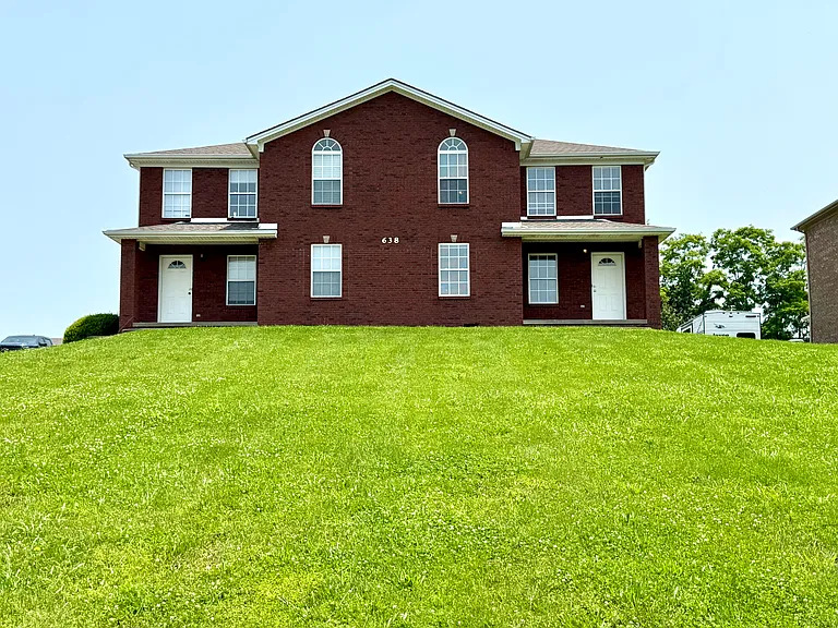 638 Hampton Way #B — Photo 1