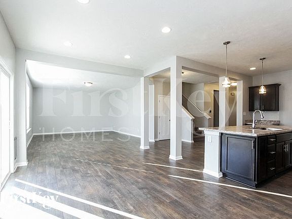3rd image of 719 Jefferson Park Dr