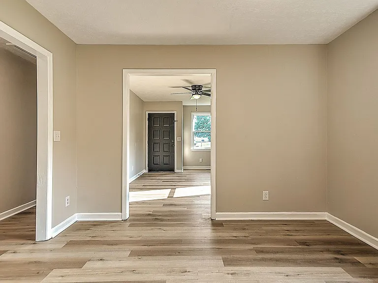 921 Elizabeth St — Photo 9