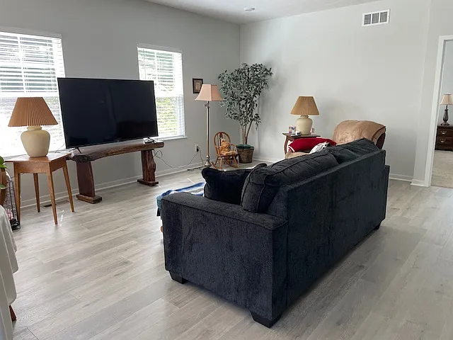 140 Valley Dr NE — Photo 2