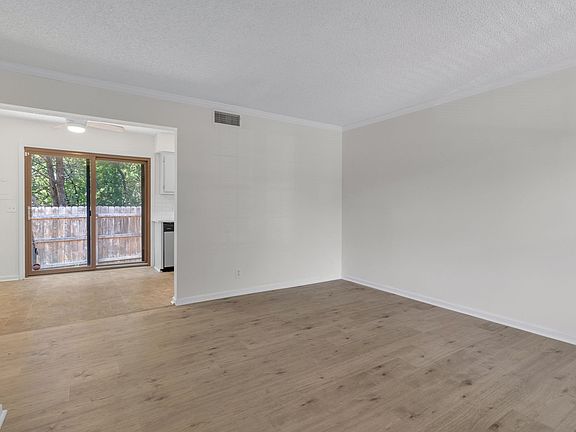 5th image of 1117 Quail Ct W