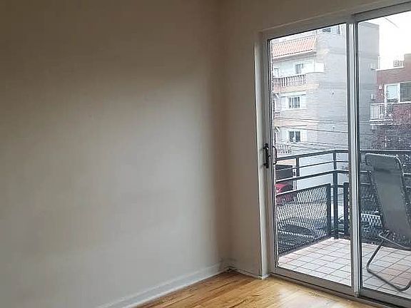 3rd image of 2543 Crescent St #3