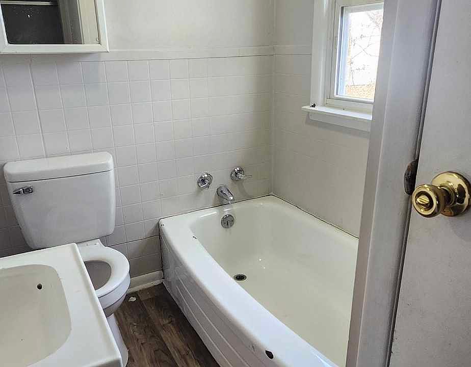 1st image of 422 Wood St