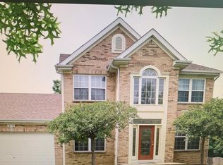 302 Merry Oaks Rd, Streamwood, IL 60107