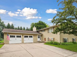 1317 Woodlawn Cir, Waconia, MN 55387
