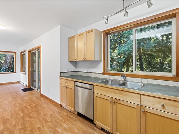 4th image of 1626 Holly Cres #7