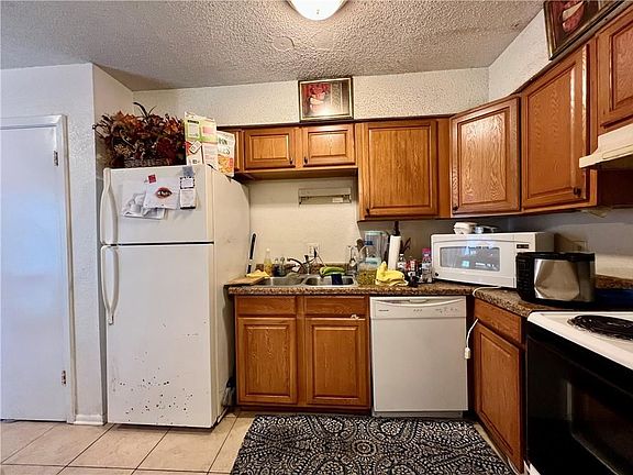 5th image of 653 Farmington Pl