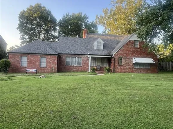 7355 Winchester Dr, Saint Louis, MO 63121