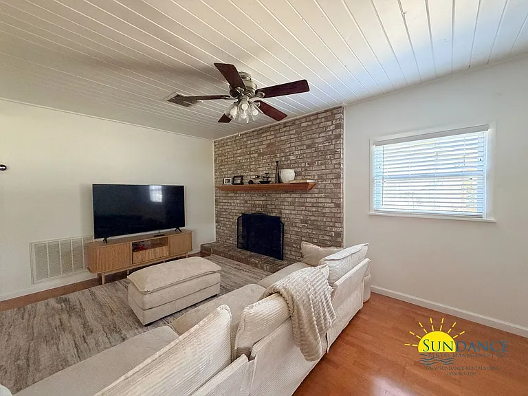 215 Moriarty St — Photo 3