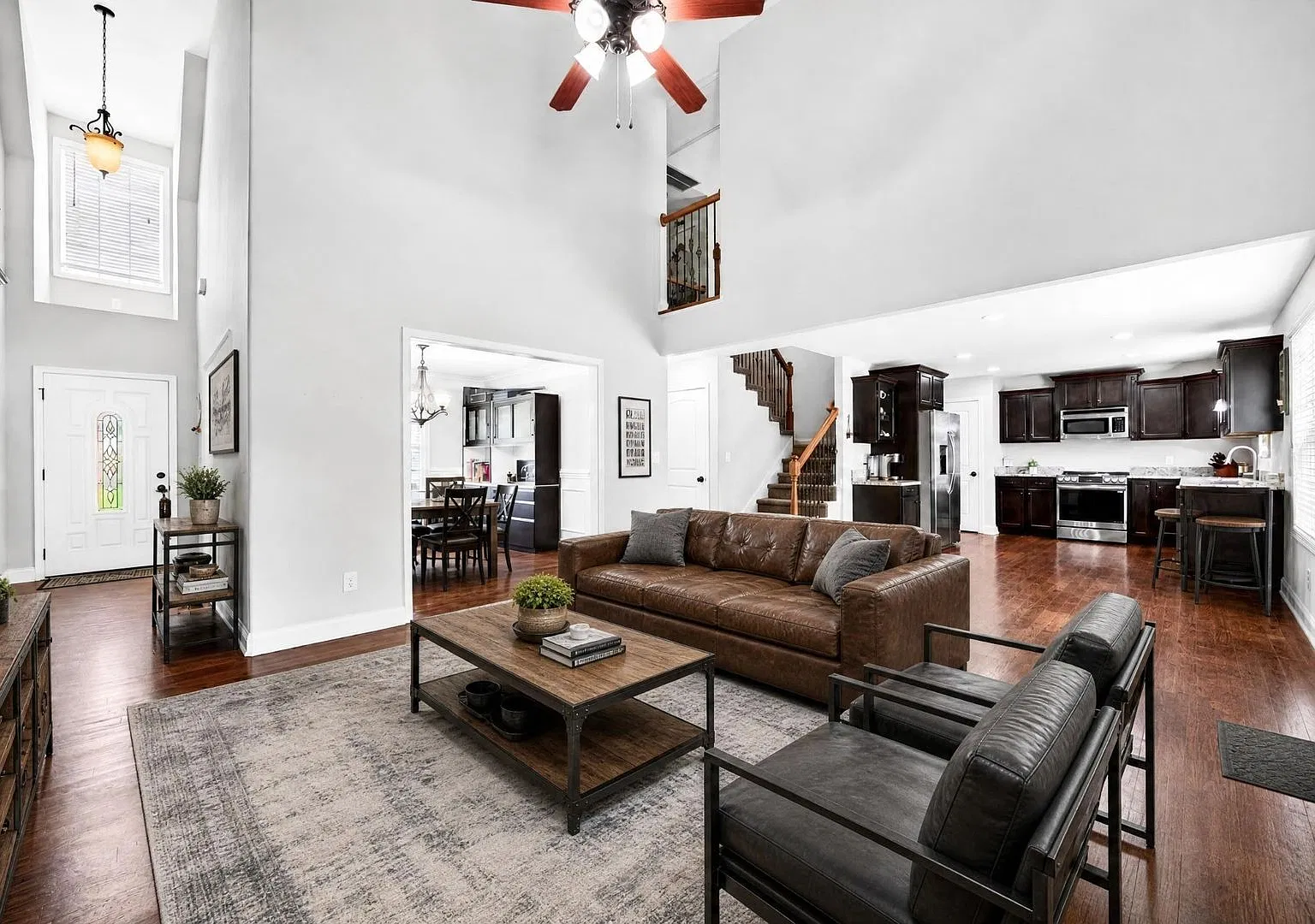 No HOA & only Miles from Ft. Campbell! 4 Bedroom House in Established Neighborhood. — Photo 4