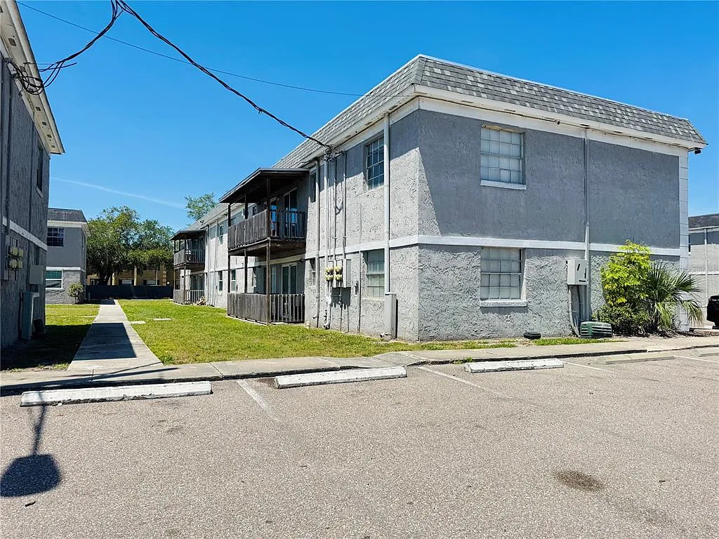 2 bed, 1.5 bath, 992 sqft, $1,325 — Photo 3