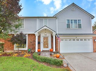 919 Cook Rd, Grosse Pointe Woods, MI 48236