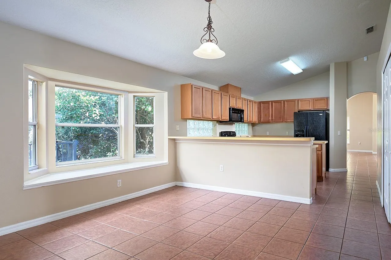 4 bed, 2150 sqft, $2,900 — Photo 4