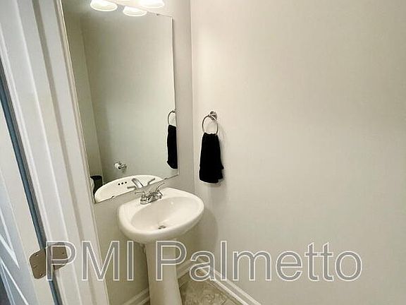 5th image of 633 Wooster Dr