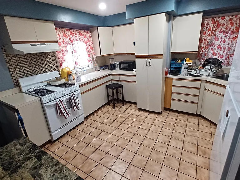 339 Chelsea St #2 — Photo 8